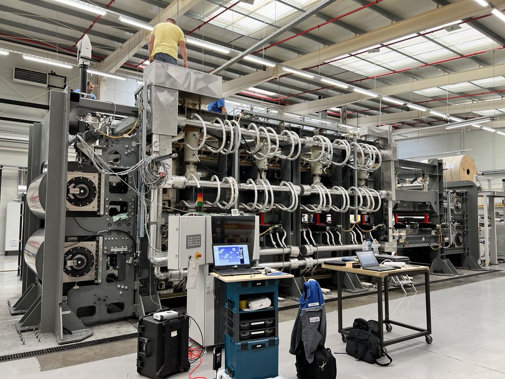 Doppelbandpresse mit Lasertracker im Messeinsatz, Ungarn